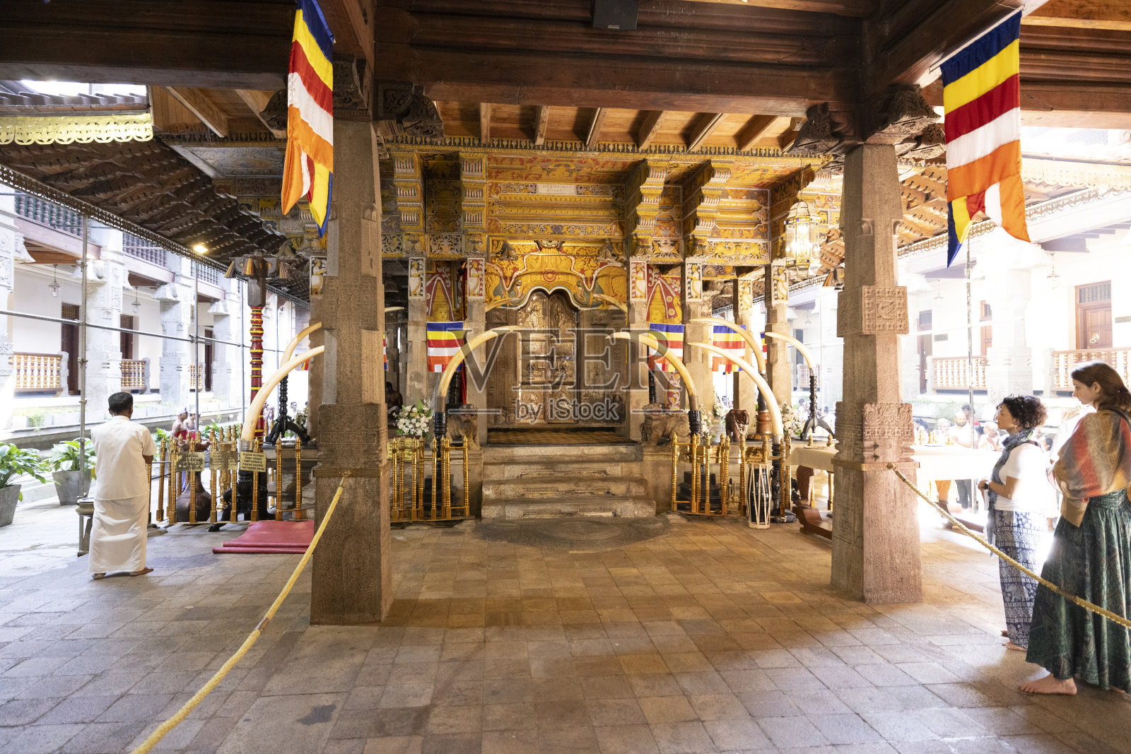 游客参观牙庙(Sri Dalada Maligawa)照片摄影图片