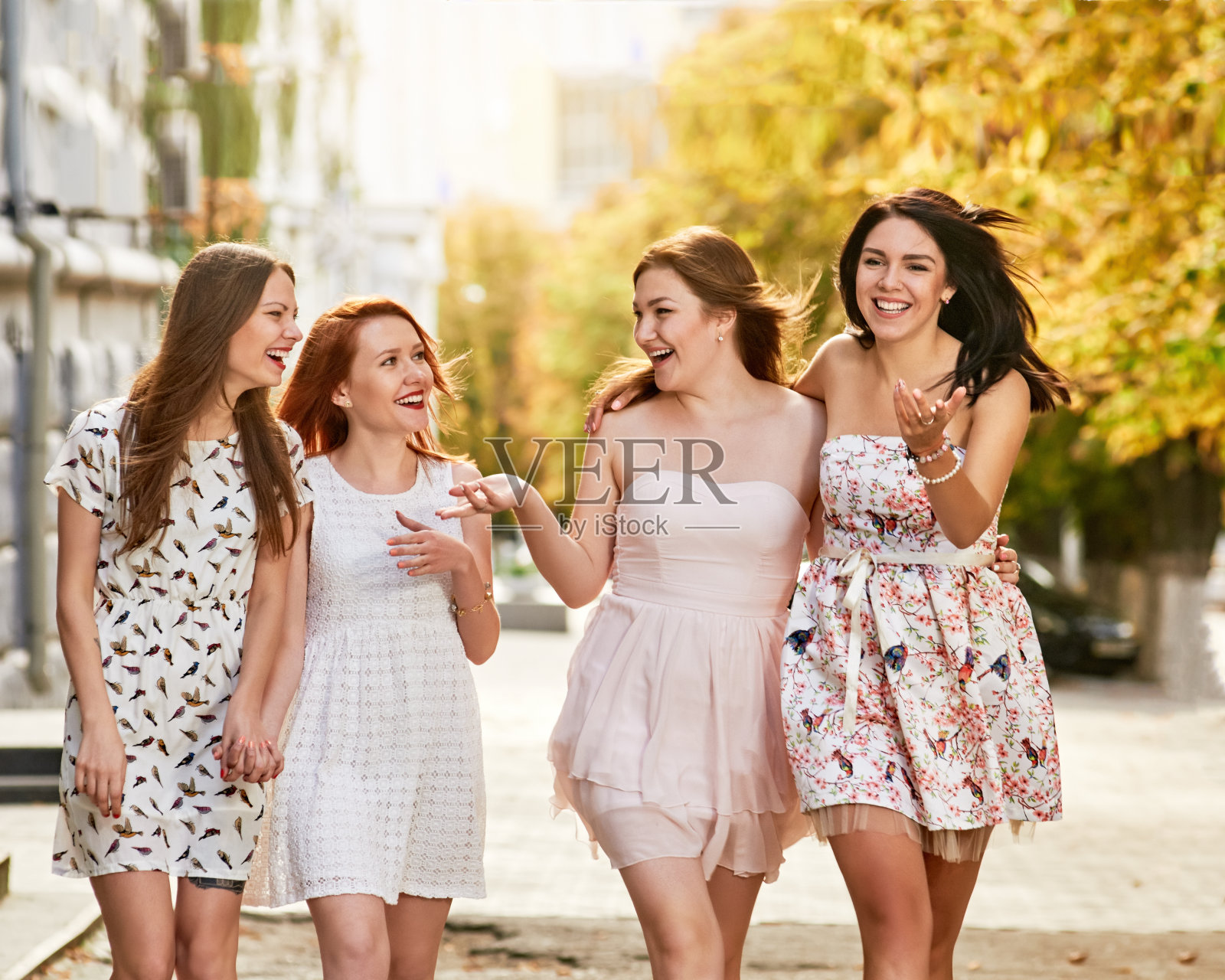 快乐的闺蜜散步照片摄影图片