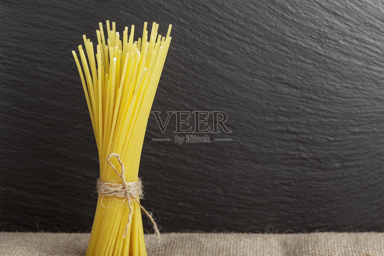 生意大利面从硬粒小麦垂直在黑暗的背景照片摄影图片