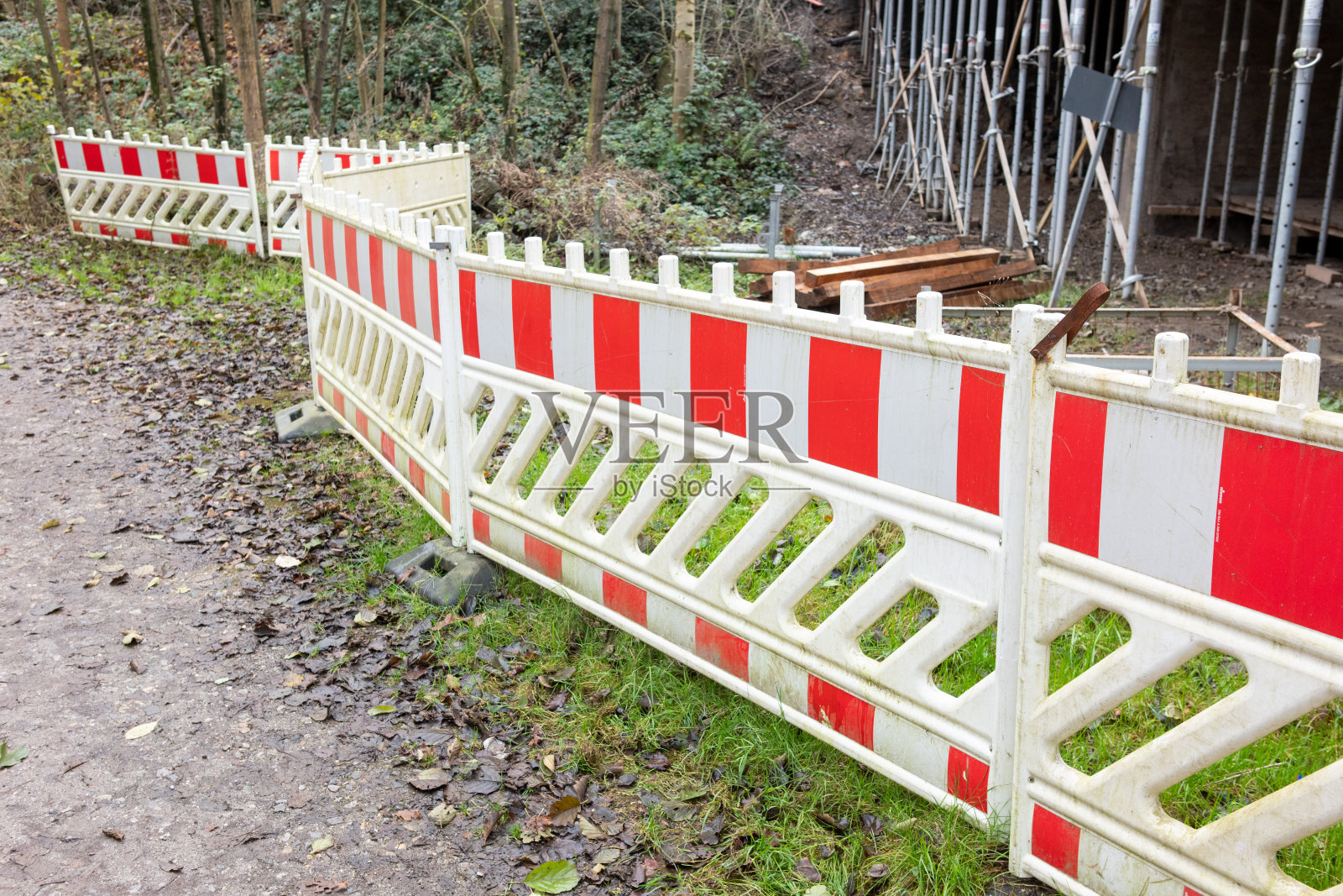 建筑工地上带有障碍物的脚手架照片摄影图片