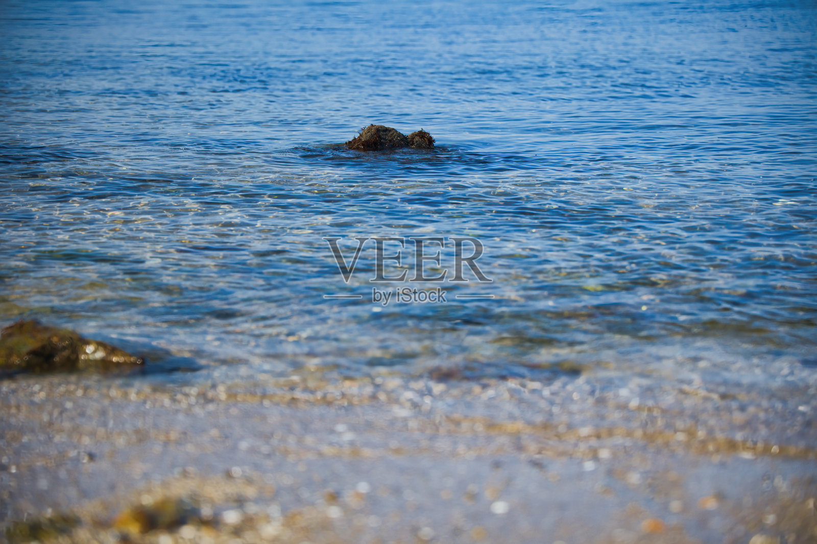 湛蓝的大海和岩石潮池照片摄影图片