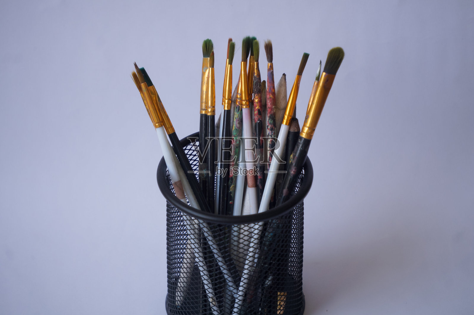 一套画笔在持有人孤立的白色背景照片摄影图片