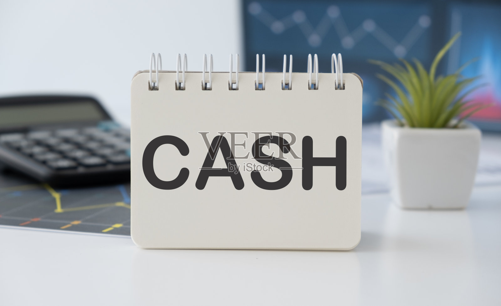 白色背景的记事本上写着“现金”这个词。用大字写。照片摄影图片