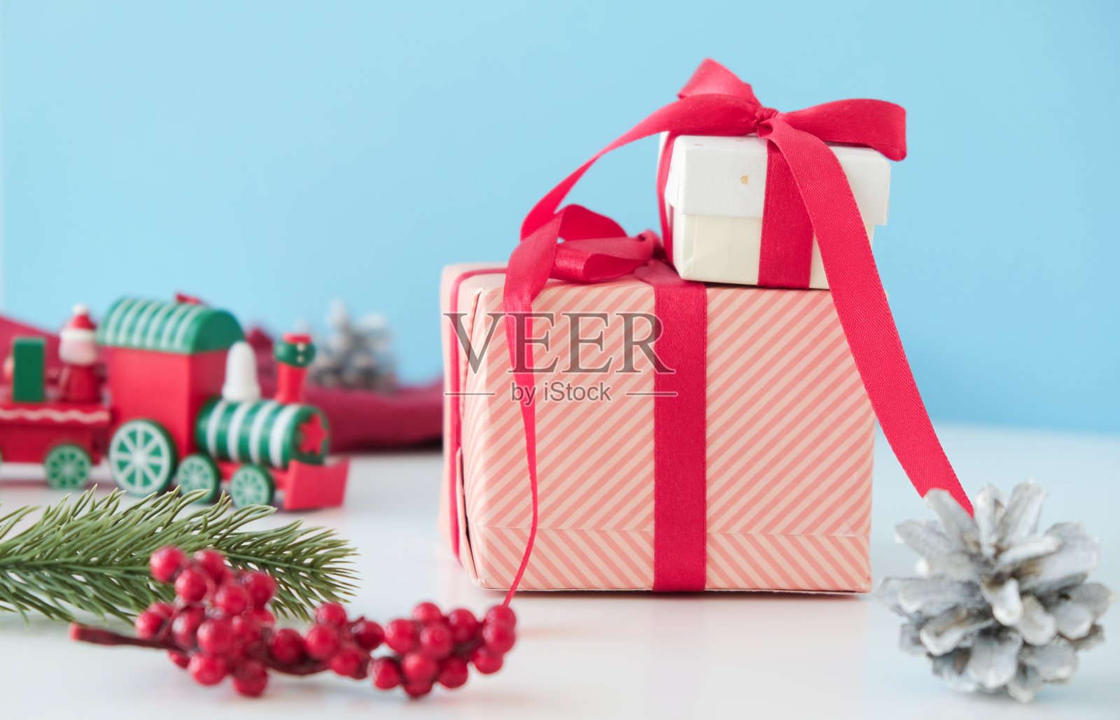 这是装饰的季节。用手工纸包装的迷人礼盒的俯视图。照片摄影图片