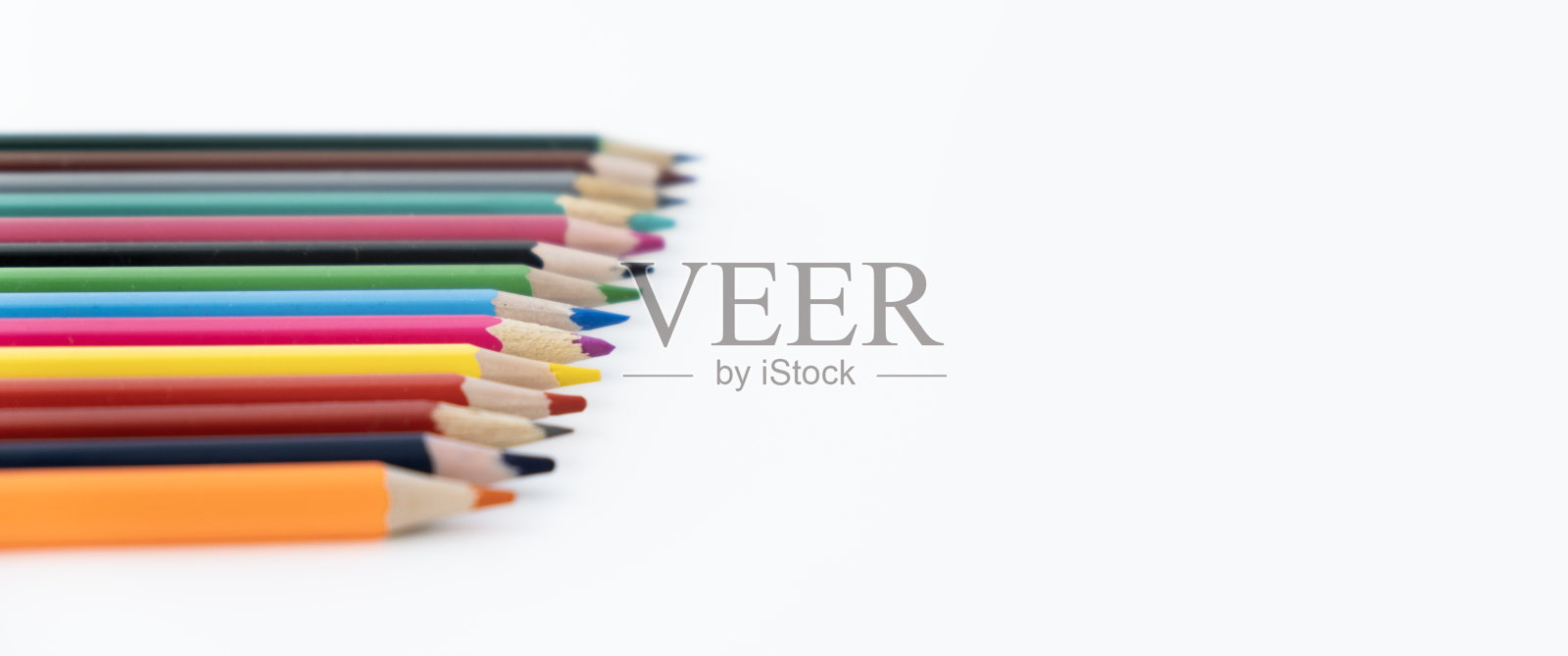 彩色铅笔在白色的背景上，有一个地方可以复制照片摄影图片