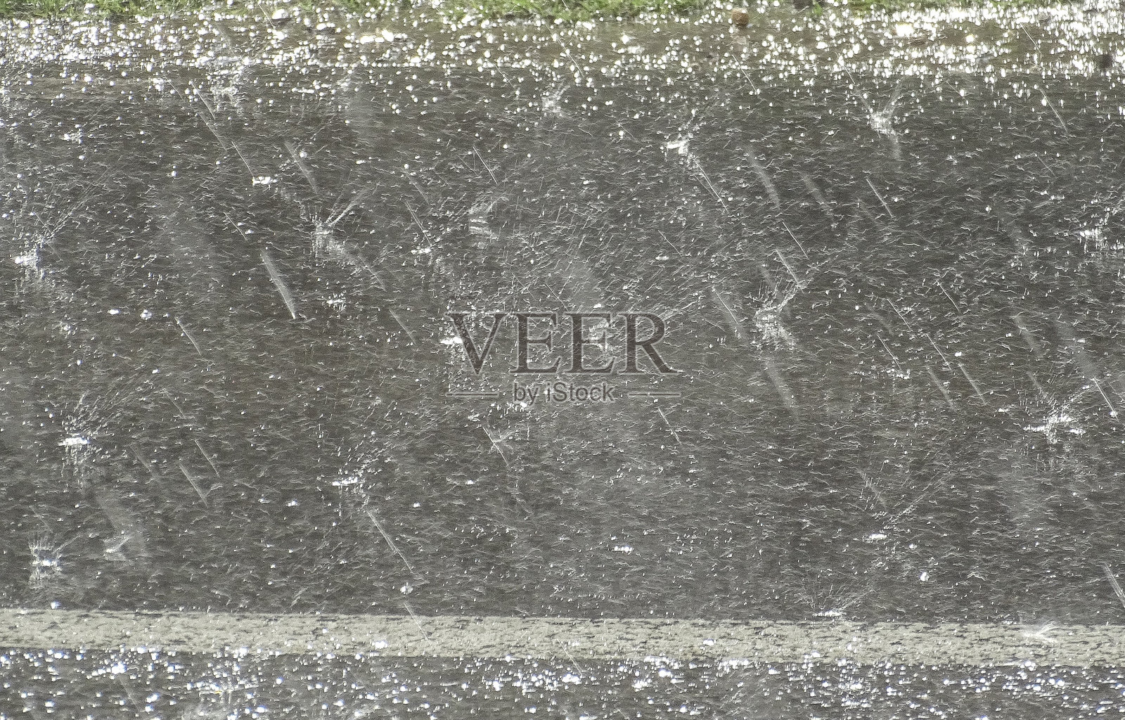 罗马尼亚五月下雨。下雨照片摄影图片