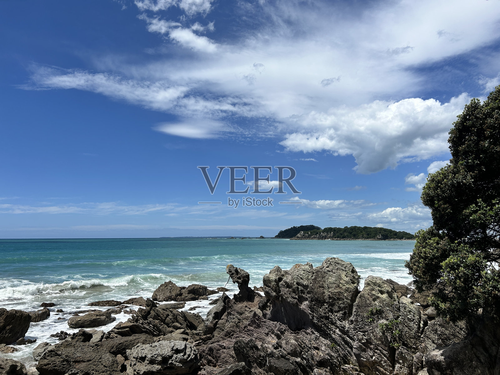 海边锯齿状的岩石照片摄影图片