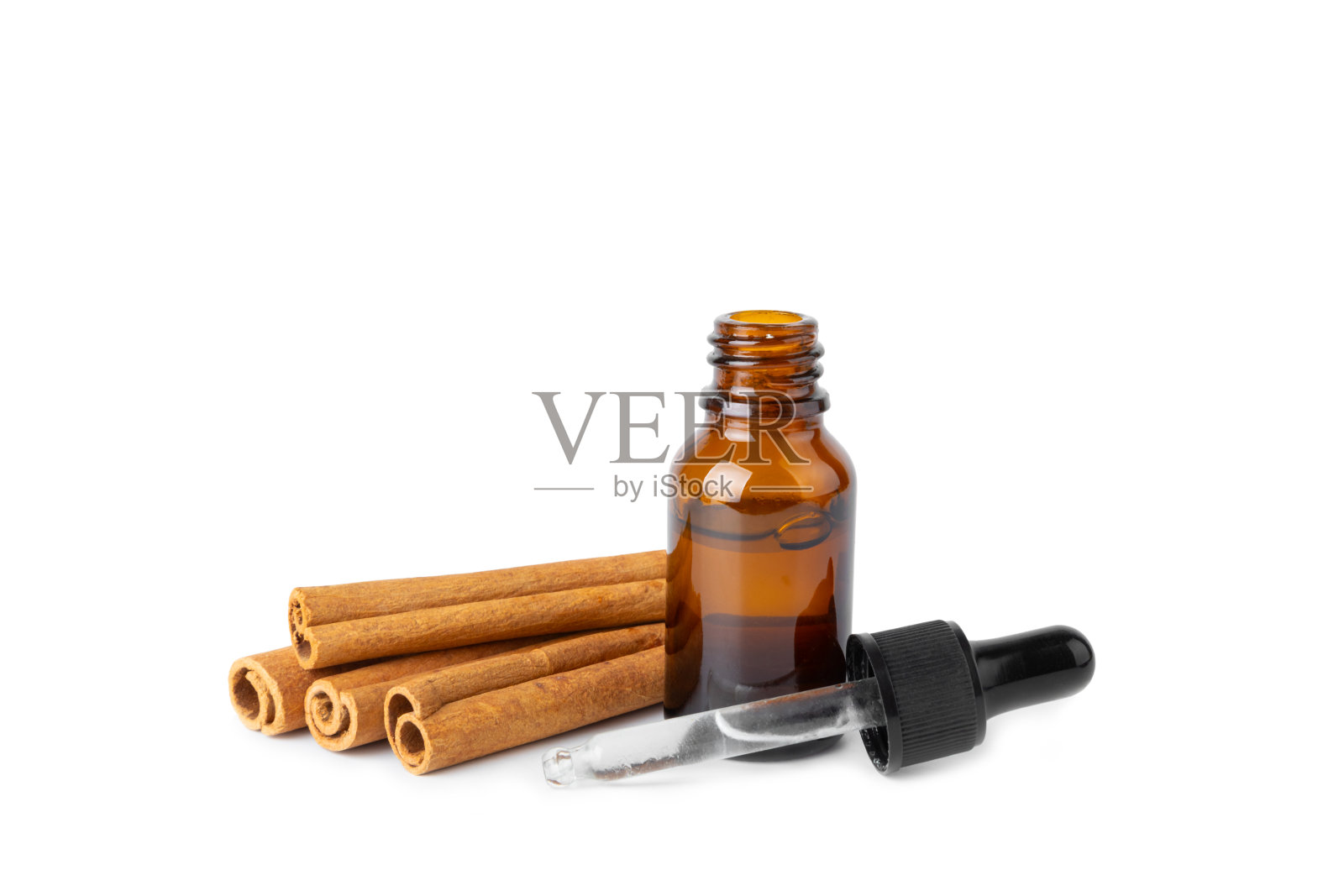 肉桂芳香精油和肉桂棒的背景。芳香疗法。有机化妆品油。水疗中心的概念。照片摄影图片