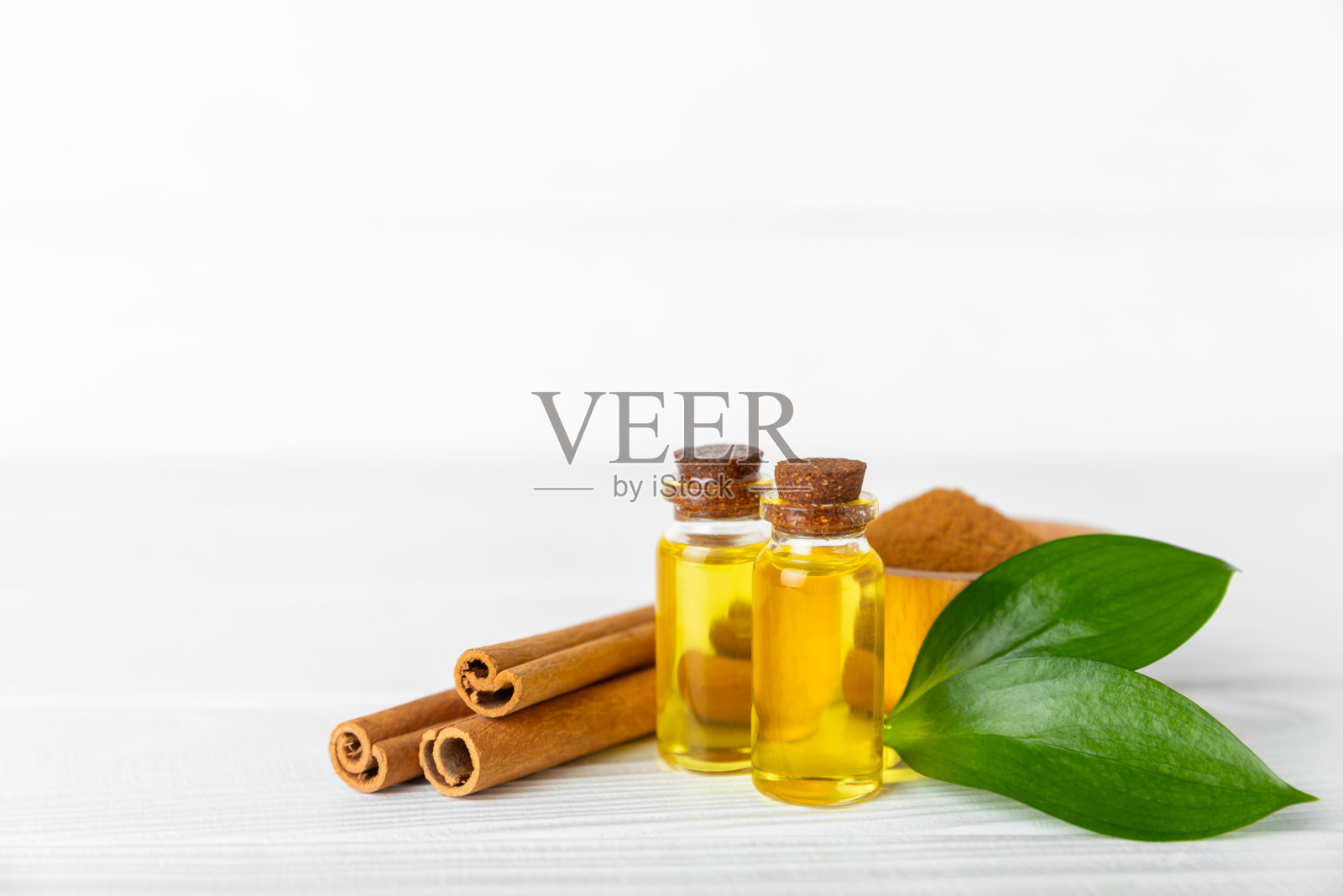 肉桂芳香精油和肉桂棒的背景。芳香疗法。有机化妆品油。水疗中心的概念。照片摄影图片