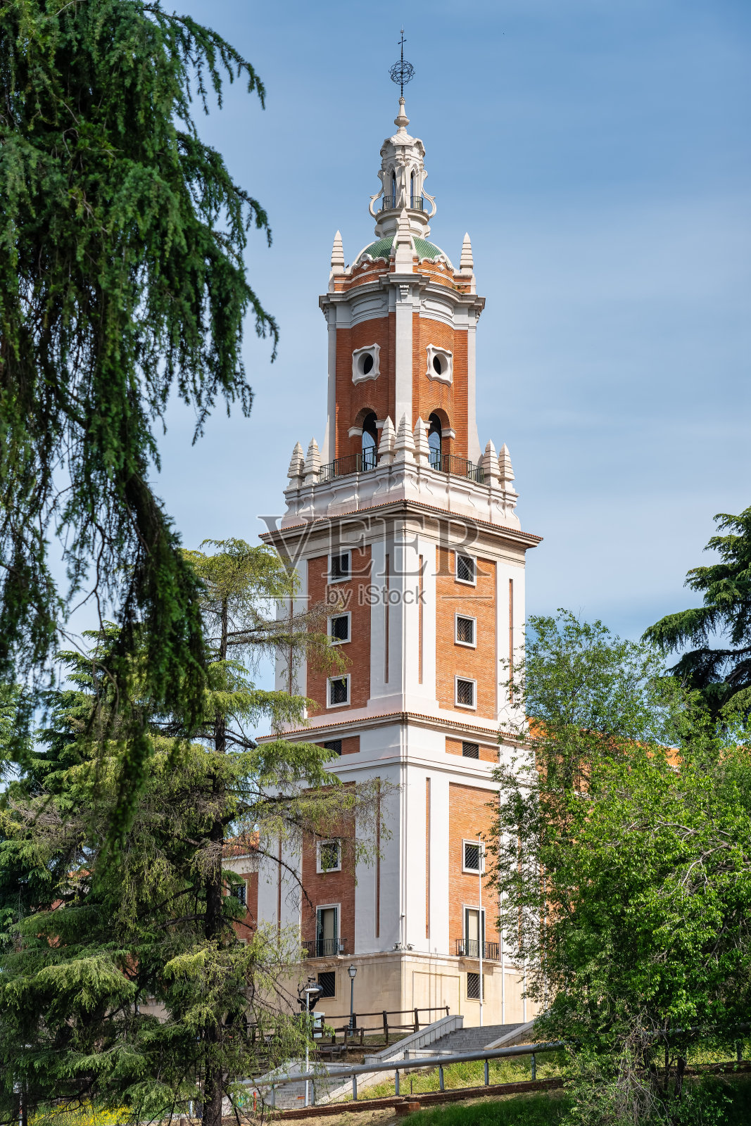 西班牙马德里美国博物馆建筑群的新古典主义塔楼。照片摄影图片