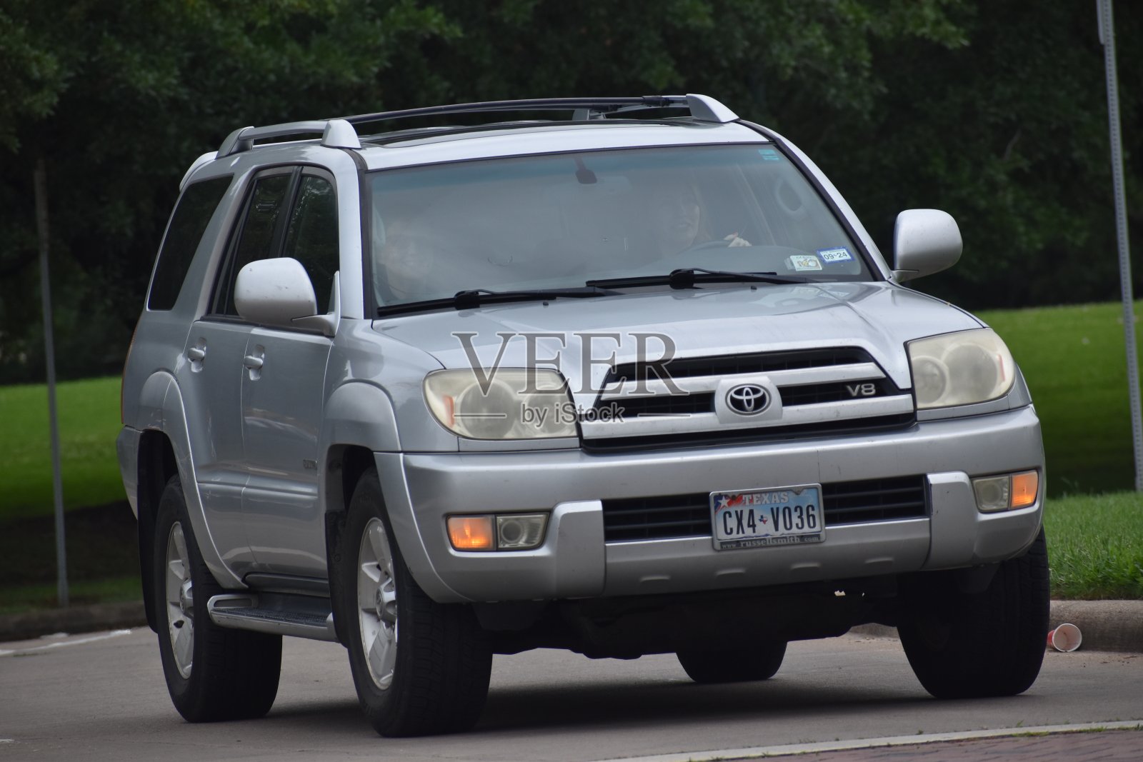 一辆蓝色经典丰田4Runner SUV在自然保护区附近巡航照片摄影图片