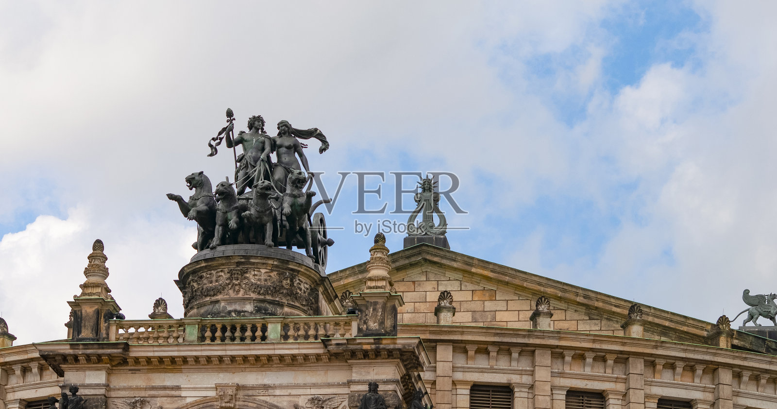 德国萨克森州德累斯顿豪森歌剧院的夏日美景照片摄影图片