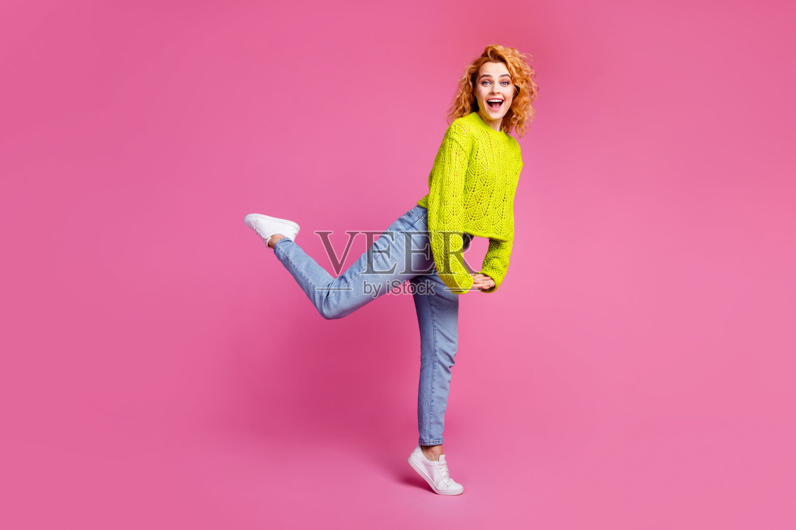 好心情可爱的女孩穿着时尚的衣服在明亮的粉红色背景隔离的全长照片照片摄影图片