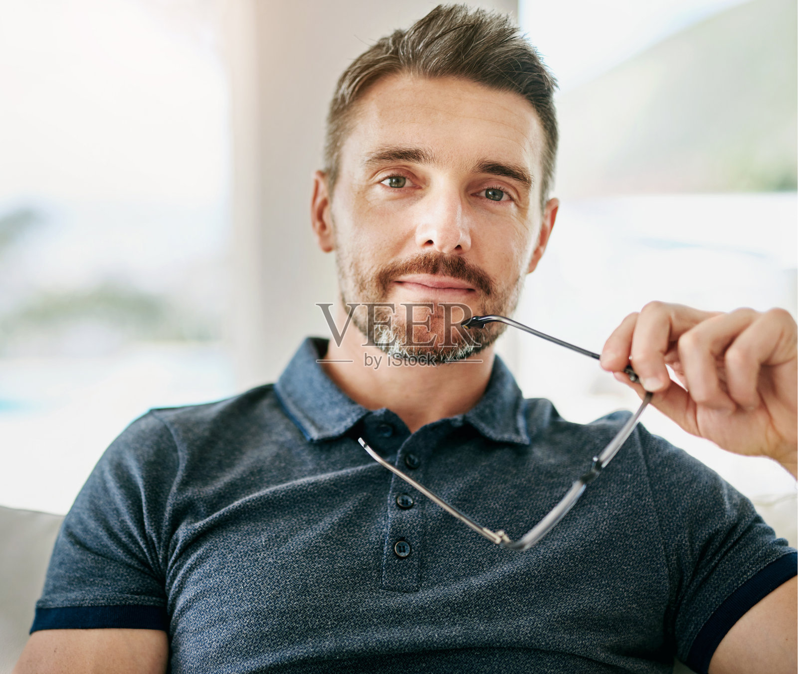 在家客厅的沙发上以成熟男人的肖像、思维和视觉沉思。脸部，未来和眼镜与自信的人在公寓规划或周到的心态照片摄影图片