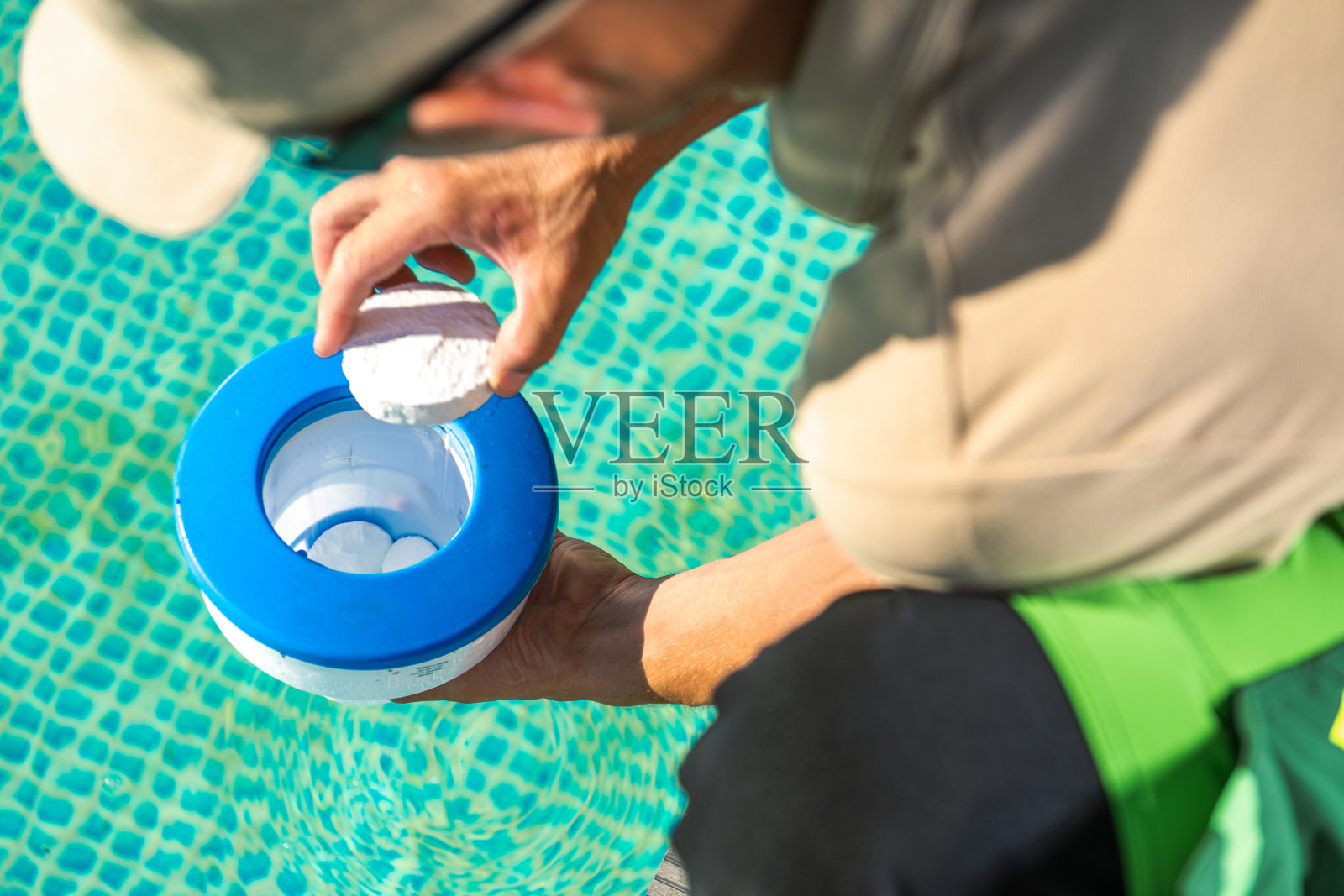 游泳池化学分配器照片摄影图片