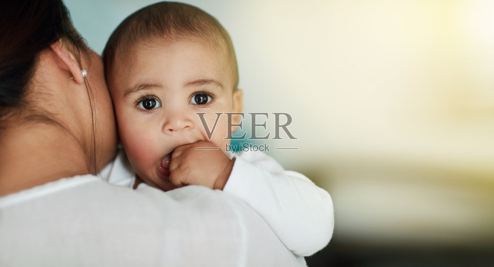 家，拥抱和妈妈与宝宝，爱和关怀与信任，善良和幸福的休息室。单亲，妈妈和婴儿的拥抱，孩子和纽带在一起的支持，温柔和新生儿照片摄影图片