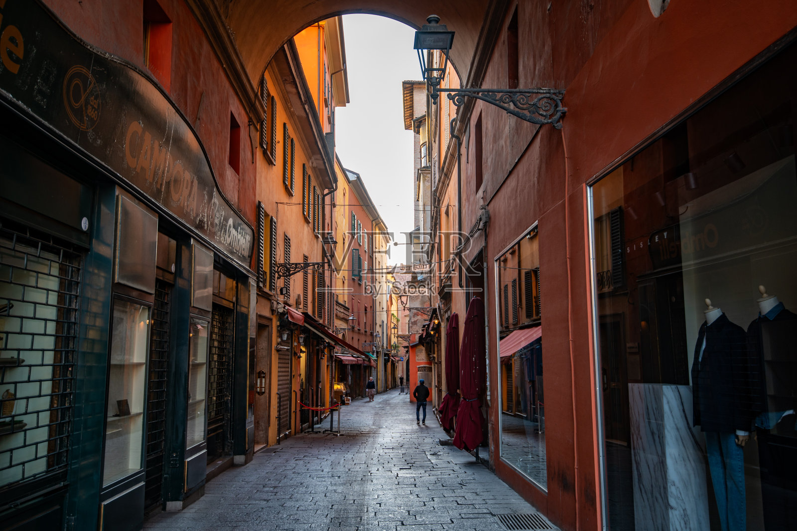 日出时空荡荡的历史鹅卵石小巷照片摄影图片