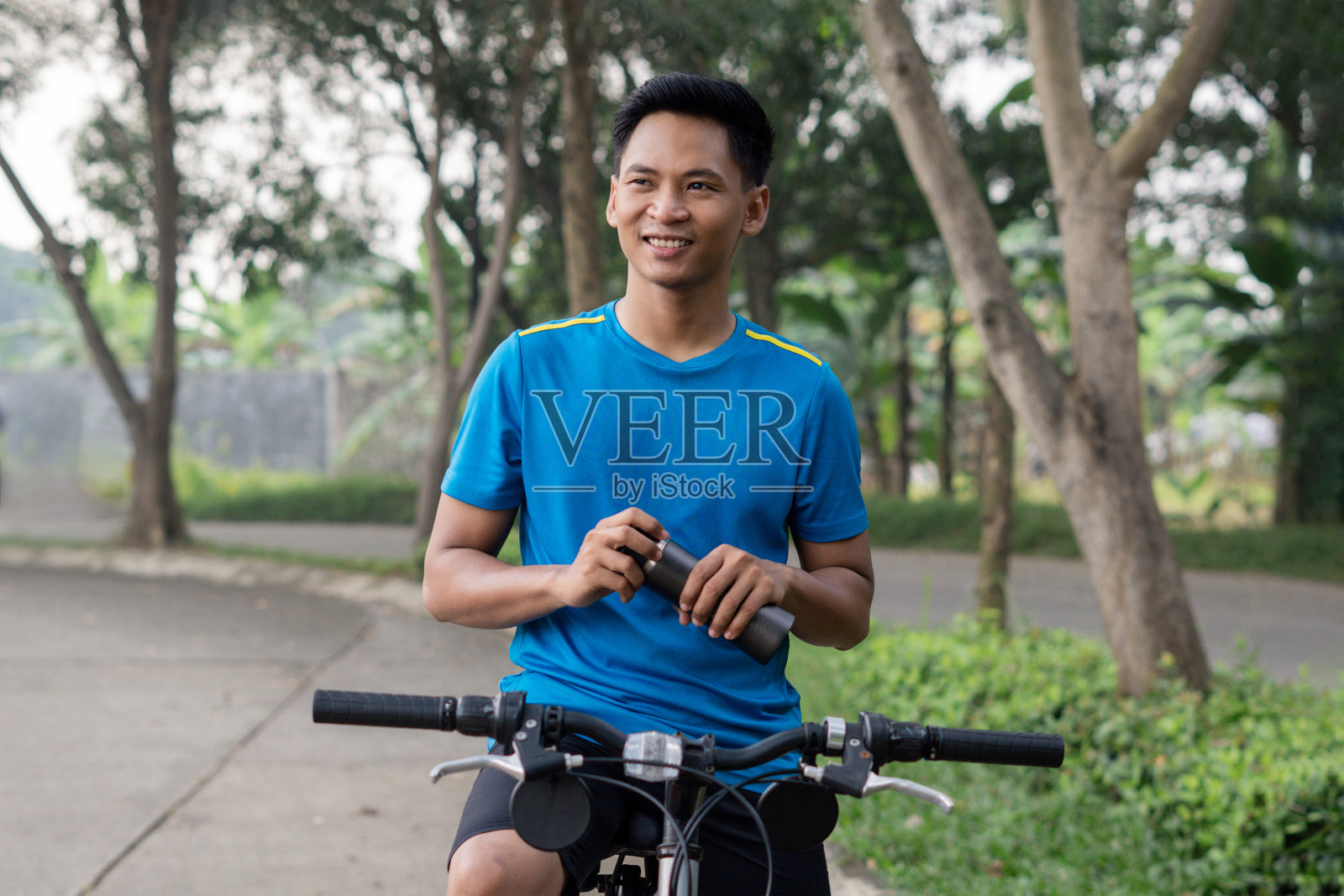 早上进行户外活动。照片摄影图片