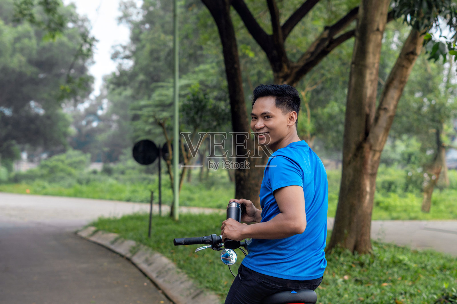 早上进行户外活动。照片摄影图片