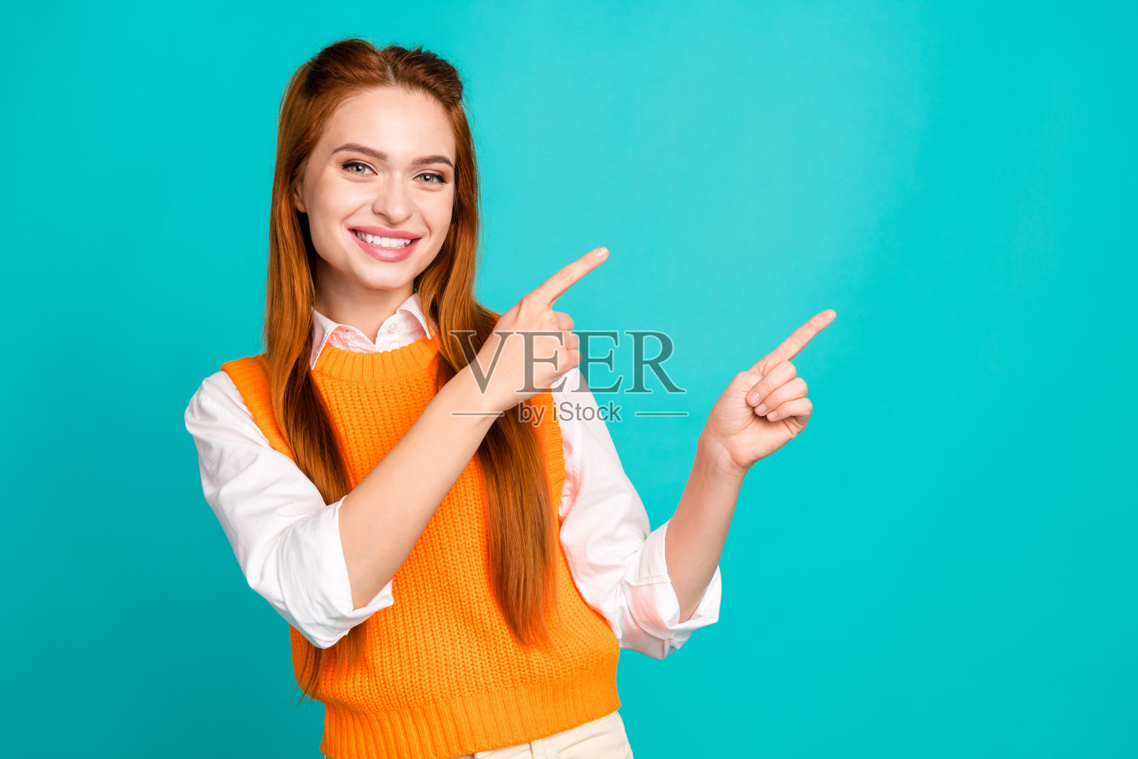 漂亮的年轻女孩的照片肖像点空空间穿时髦的橙色针织服装孤立的青色背景照片摄影图片