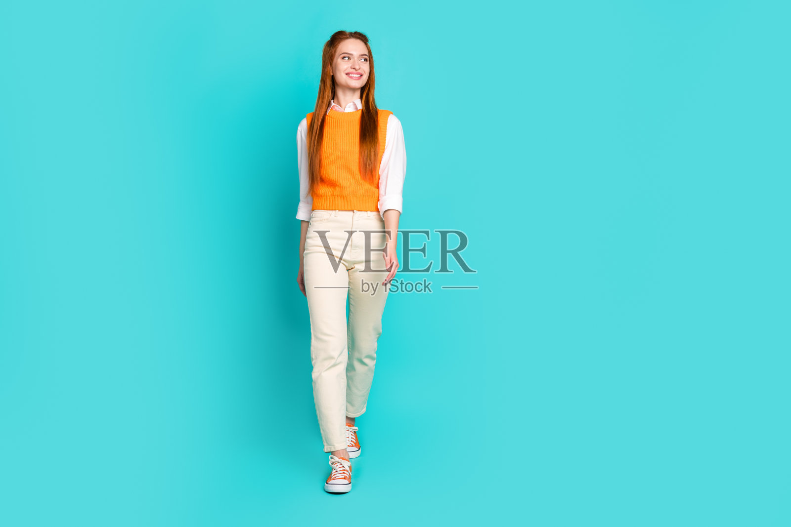 可爱的开朗女孩的全长照片时尚的衣服去看空空间孤立的海蓝宝石色背景照片摄影图片