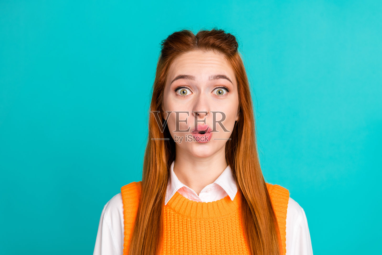 漂亮的年轻女孩的照片肖像震惊的反应穿时髦的橙色针织服装孤立的青色背景照片摄影图片