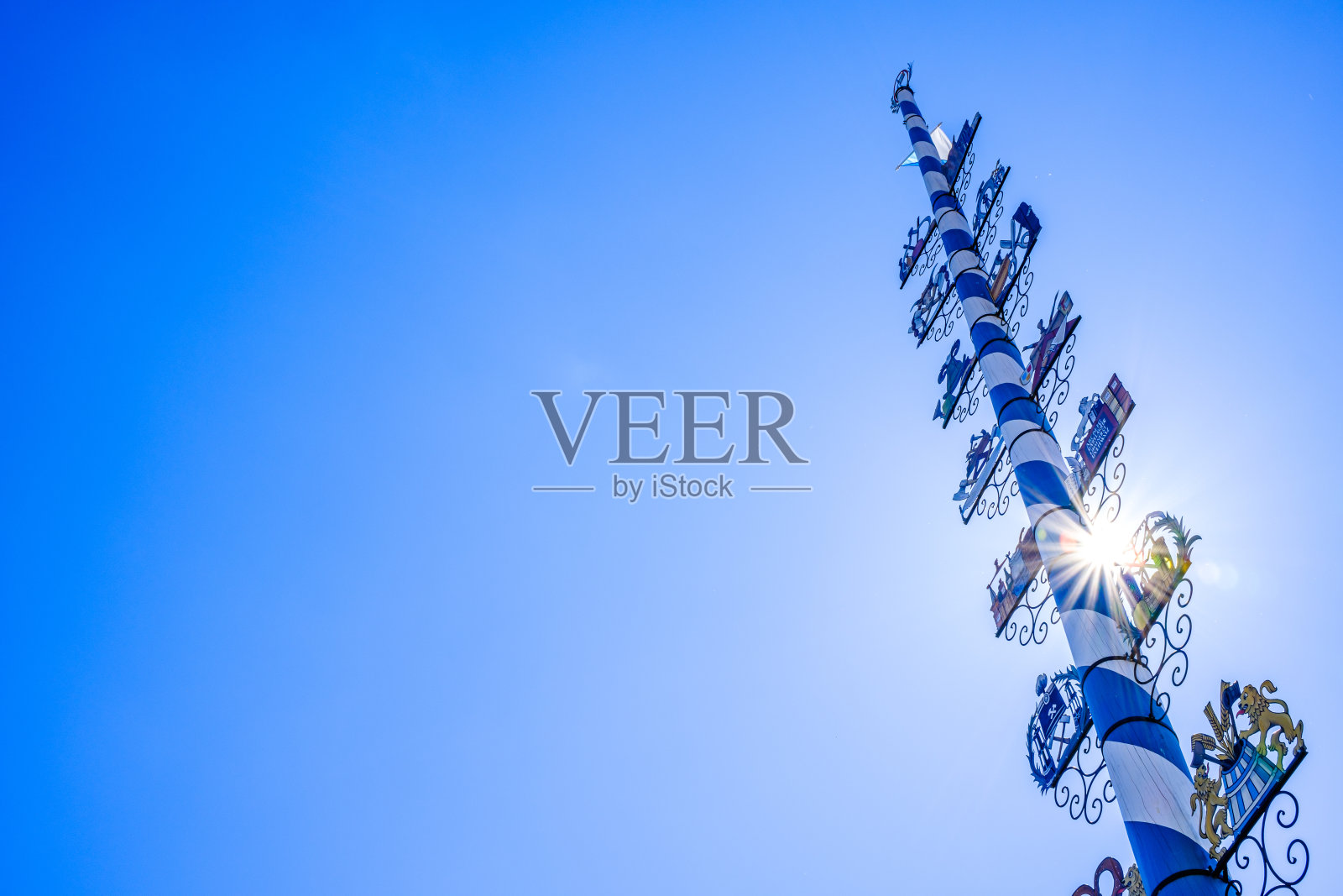 米斯巴赫传统的巴伐利亚五朔节花柱照片摄影图片