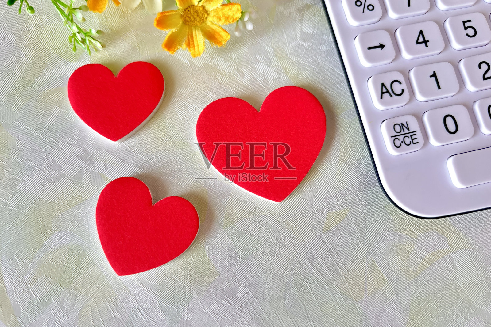 用心脏和计算器计算医疗费用照片摄影图片