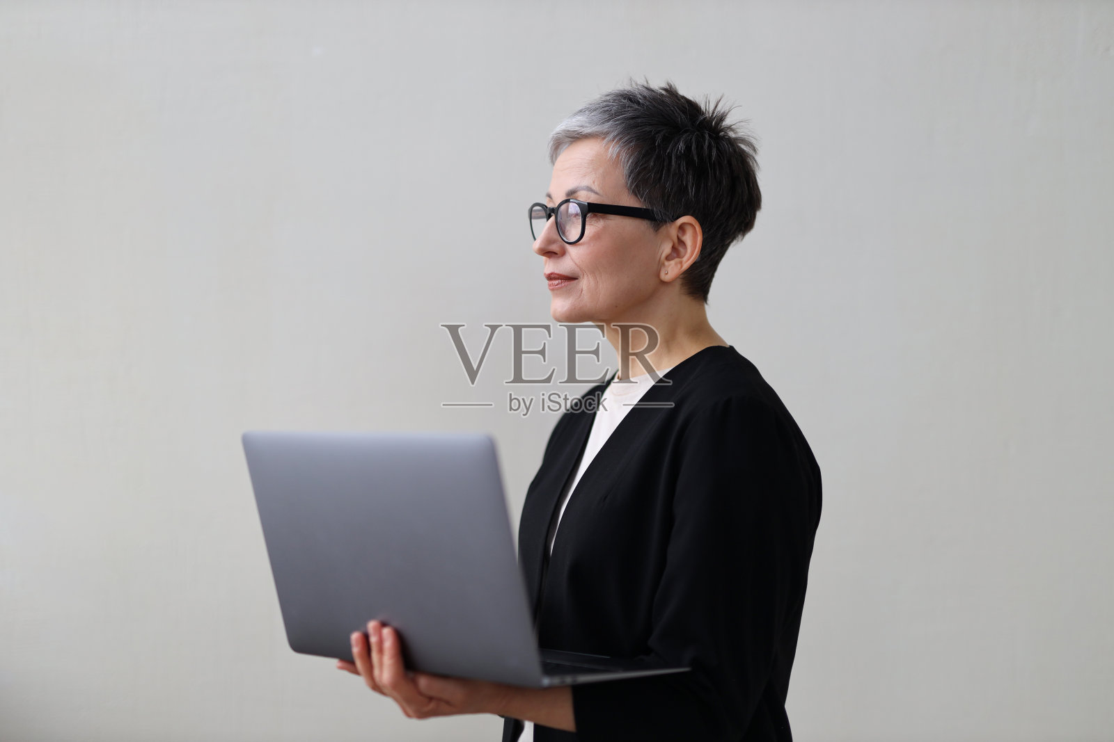 一个专业的女商人，用笔记本电脑取得了专业和成功。照片摄影图片