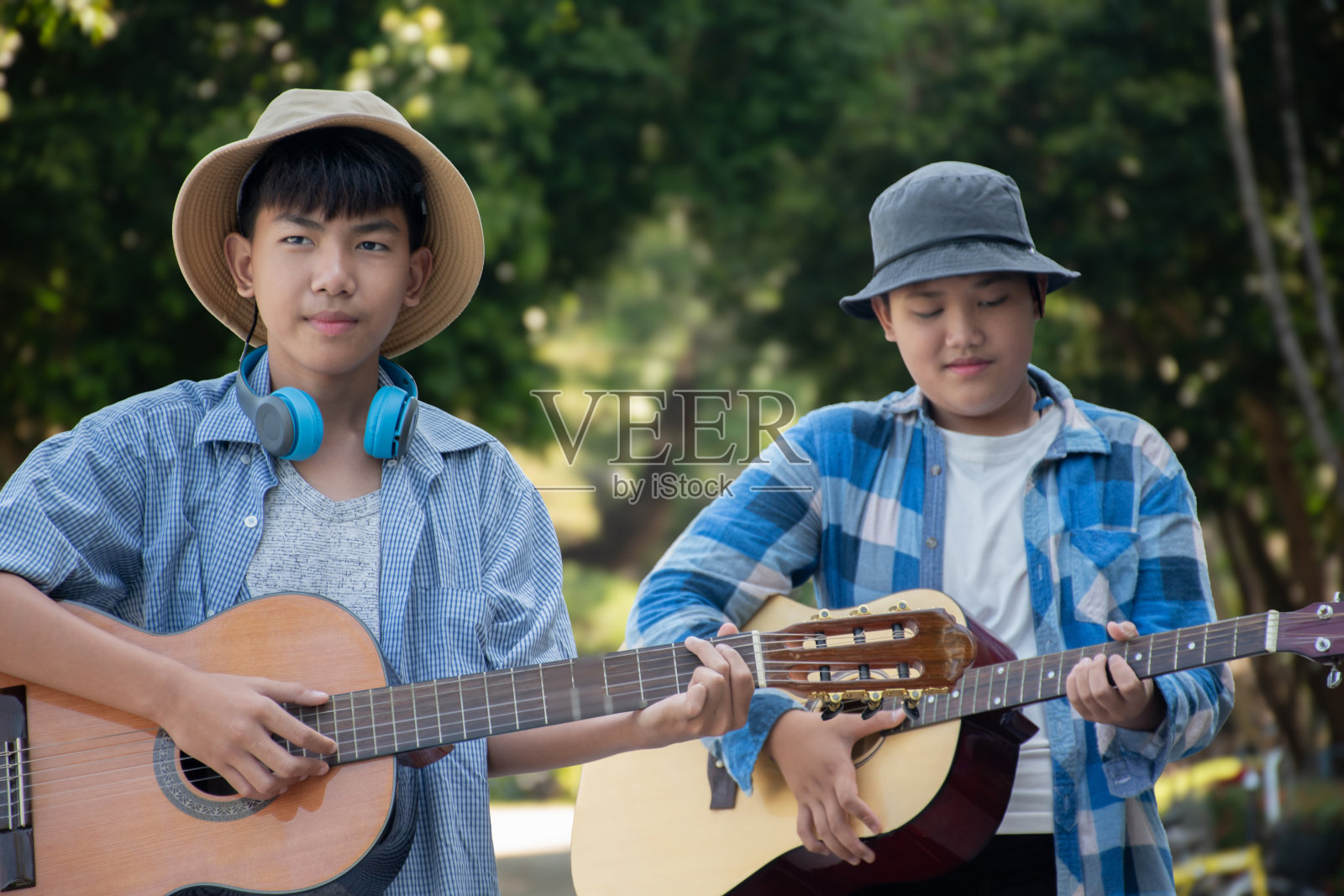 用原声吉他演奏的亚洲男孩照片摄影图片