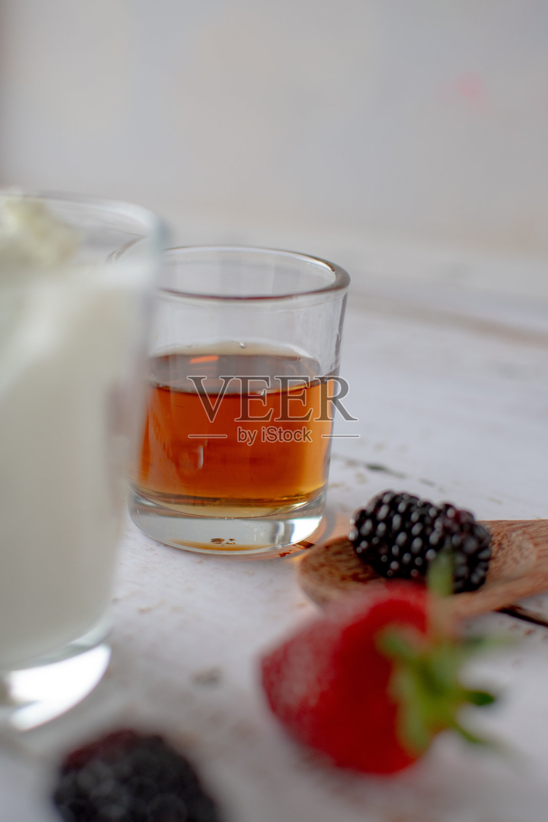 一小杯枫糖浆的特写照片摄影图片