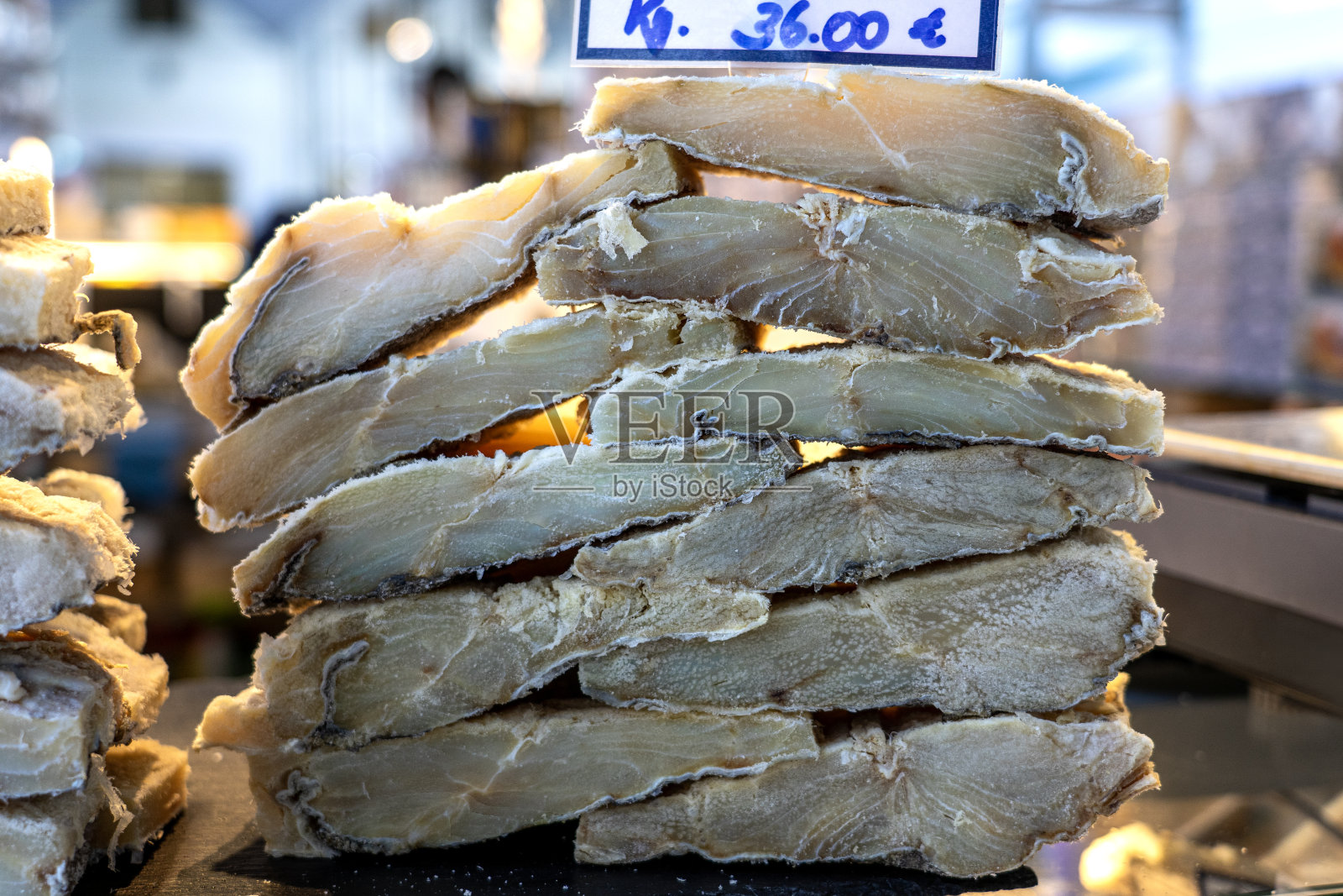 挂在葡萄牙波尔图市场上的传统咸鳕鱼照片摄影图片