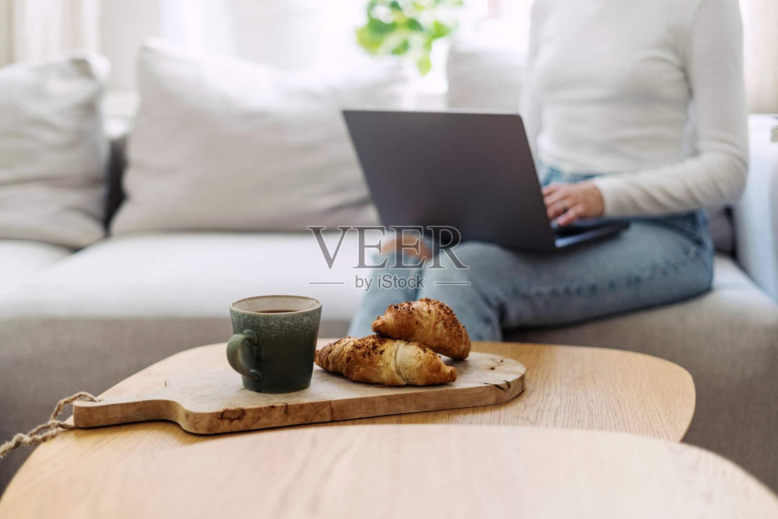 重点选择陶瓷杯与热饮和烘焙咖啡桌照片摄影图片