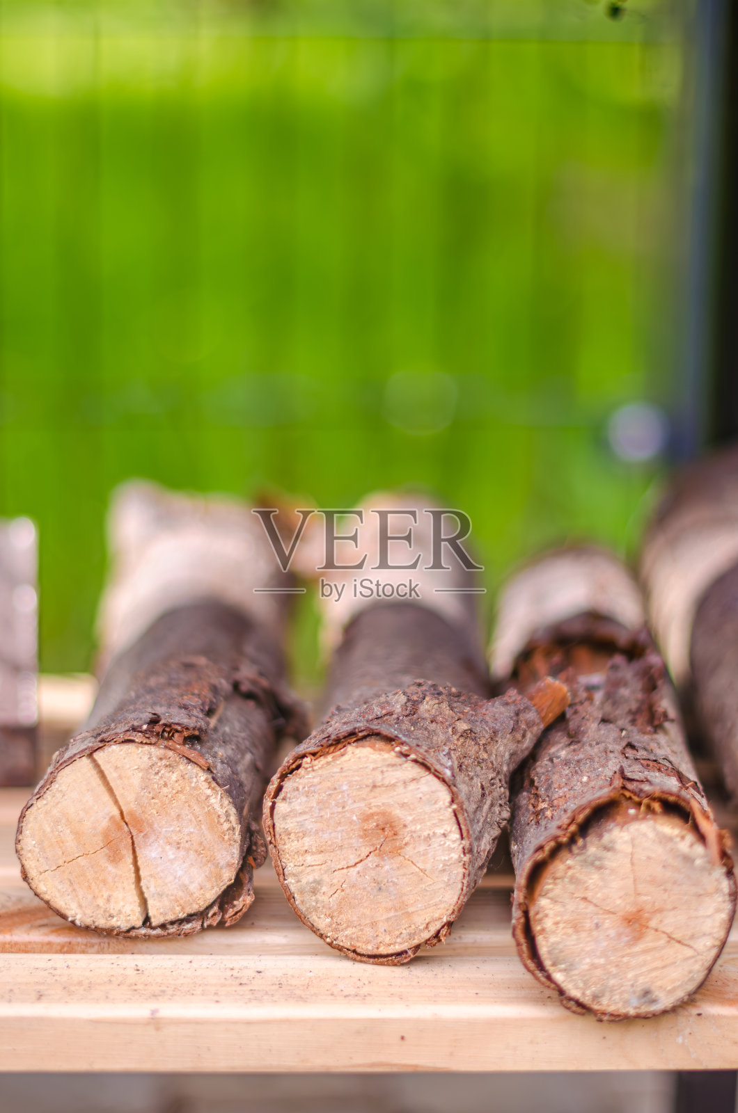 架子上的柴火照片摄影图片