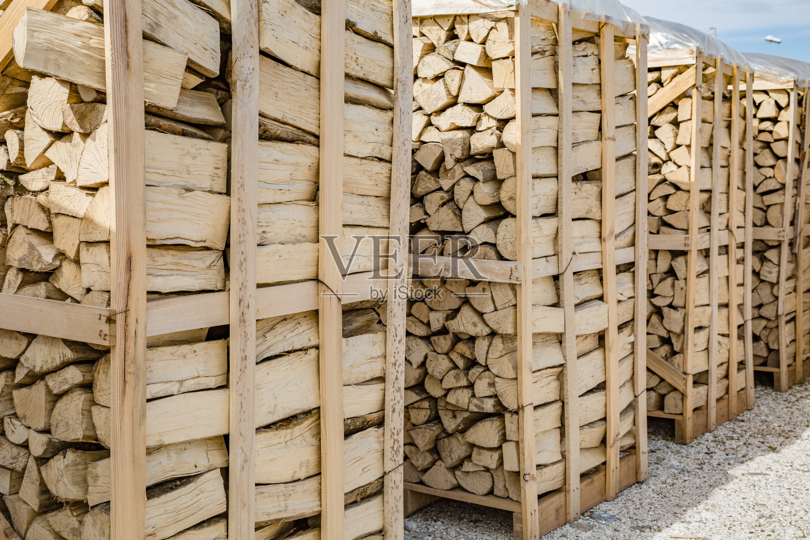 一堆堆的工业用柴火。成堆的柴火。天然木制背景-切碎的柴火特写。柴火堆好，准备过冬。照片摄影图片