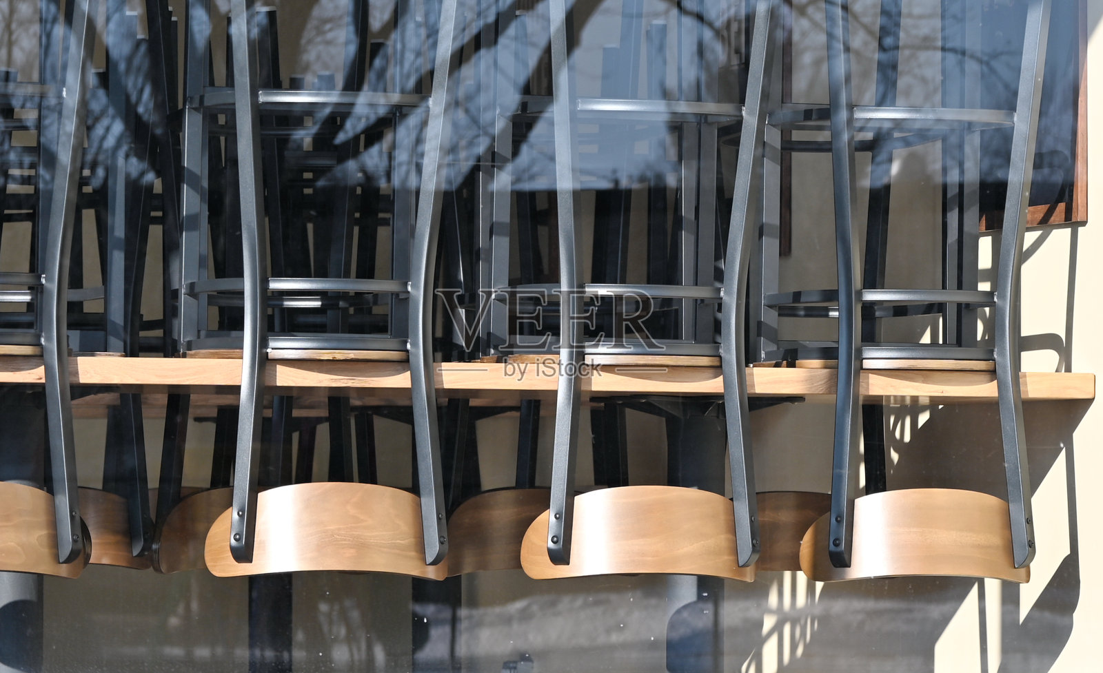 倒立的凳子照片摄影图片