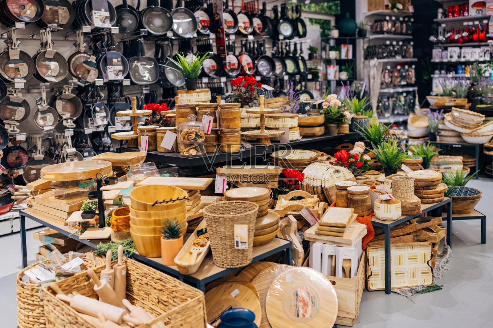 百货商店陈列的各种木制果篮、托盘、擀面杖照片摄影图片