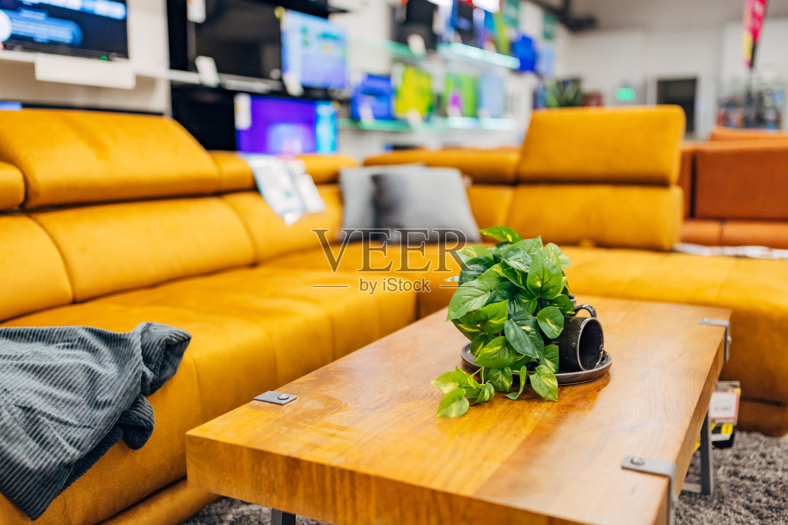 家具店里的一张咖啡桌的特写，上面有用树叶装饰的咖啡杯照片摄影图片