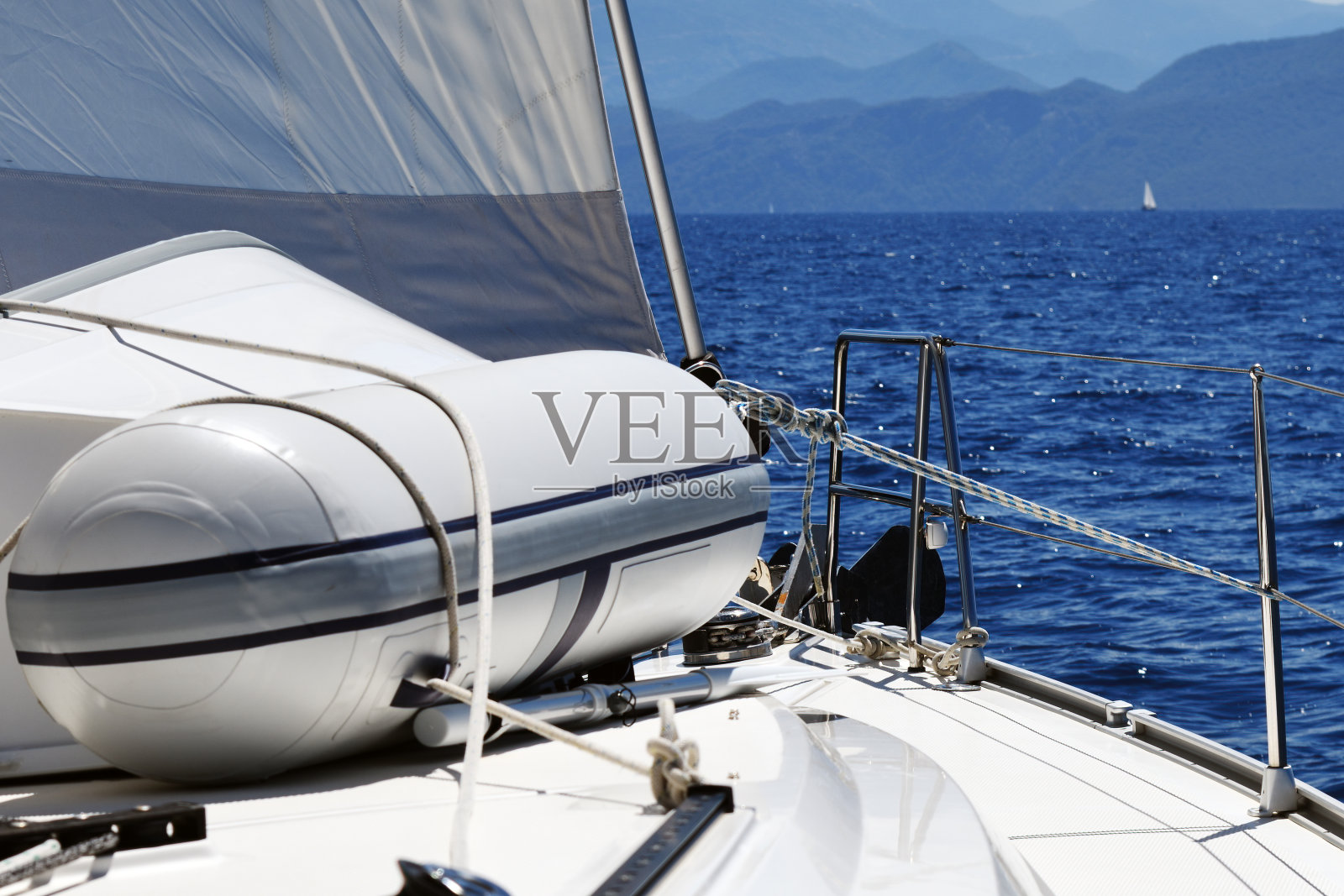 在地中海航行的游艇或帆船照片摄影图片