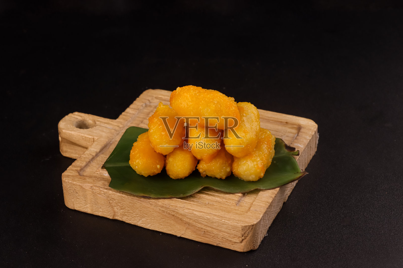 泰国菠萝蜜种子甜点或Khanom Med Khanom或黄金菠萝蜜种子。照片摄影图片