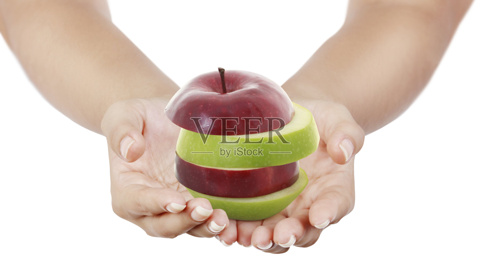 切成薄片的苹果在手小路上孤立的白色照片摄影图片