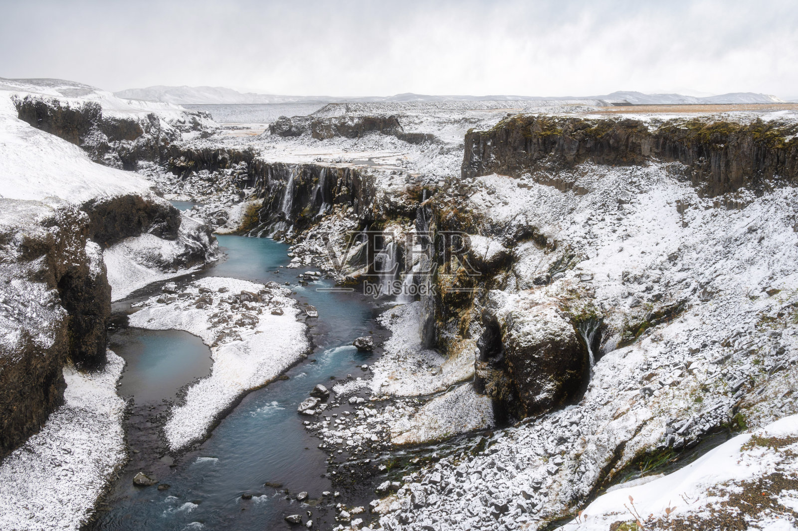 冰岛高地Sigöldugljúfur峡谷的雪景照片摄影图片