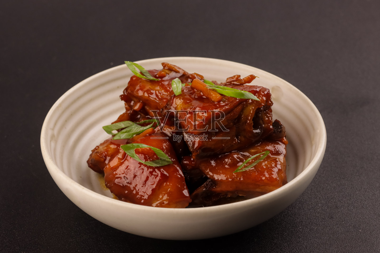 Ga Kho Gung是越南的焦糖姜鸡。照片摄影图片