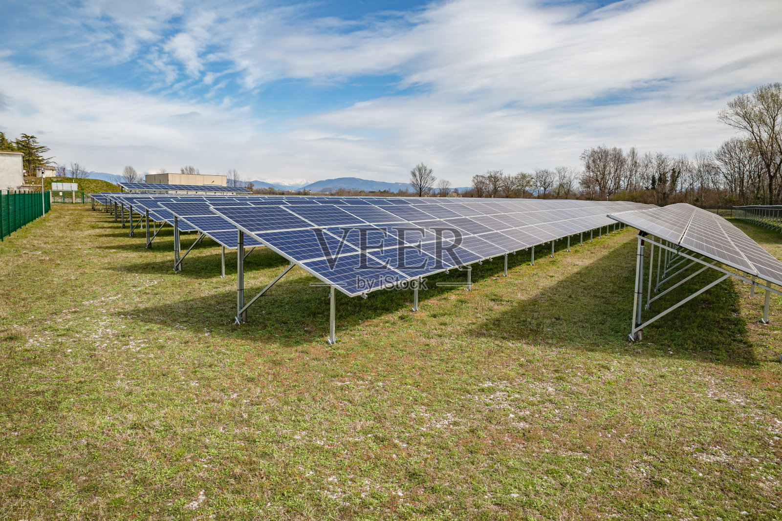 天空背景上的太阳能电池板。太阳能发电厂。蓝色太阳能电池板。电力的替代来源。太阳能农场。照片摄影图片