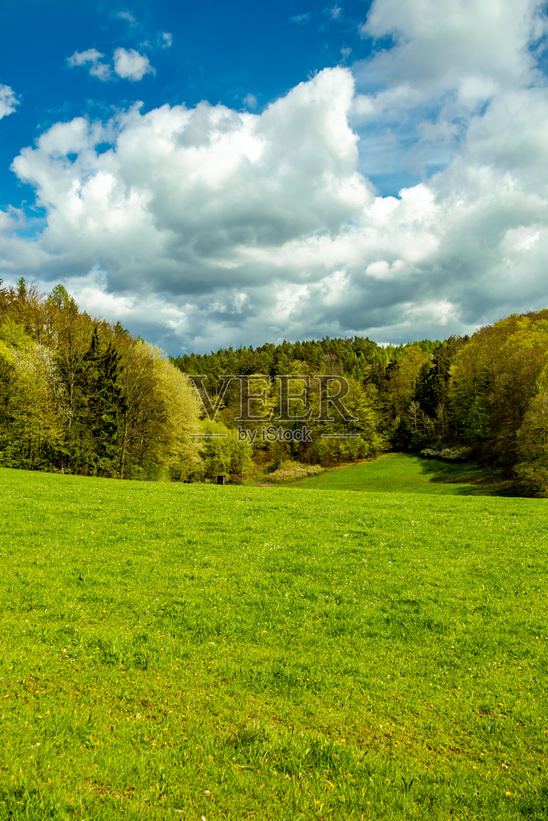 在典型的四月天气下，在施马尔卡尔登镇的Höhenweg小径上进行短途徒步旅行照片摄影图片