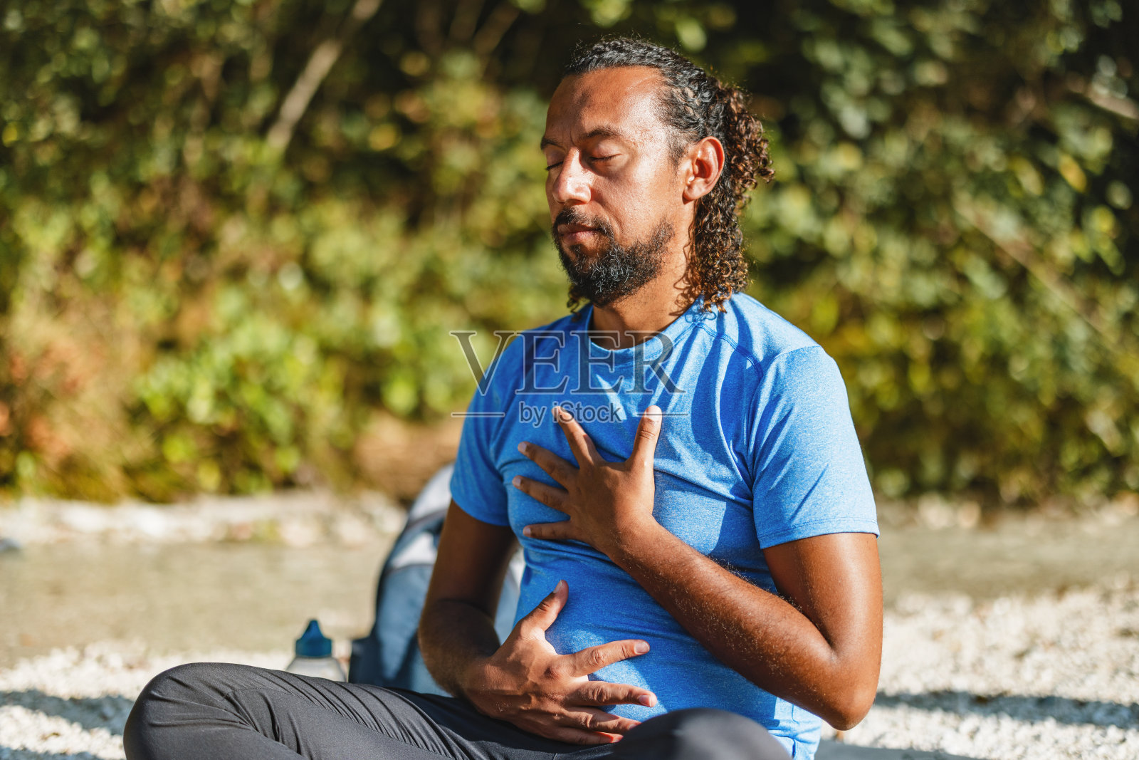 一个人在河边练习瑜伽照片摄影图片