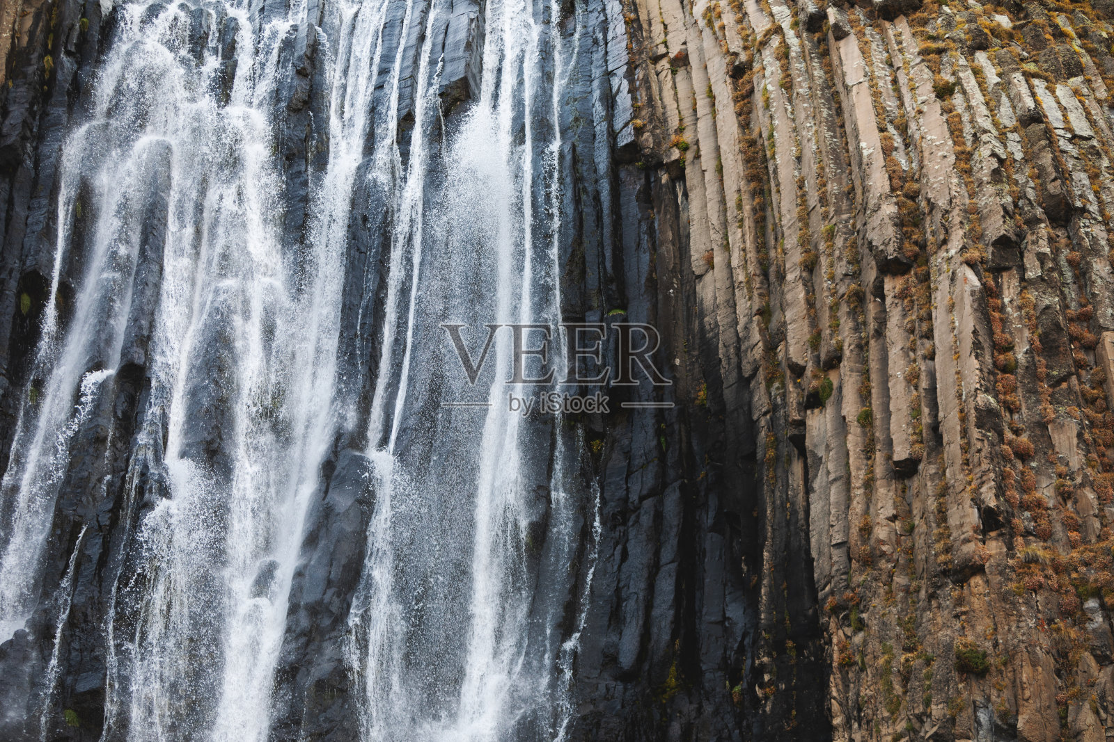 山间瀑布照片摄影图片