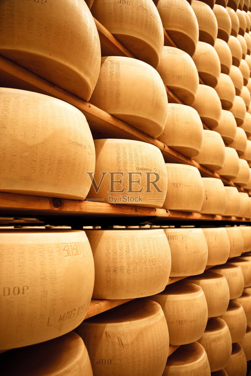 帕尔马干酪轮摆放在寂静的熟化室里照片摄影图片