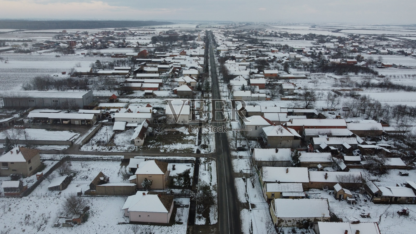 雪下平原上的一个村庄照片摄影图片