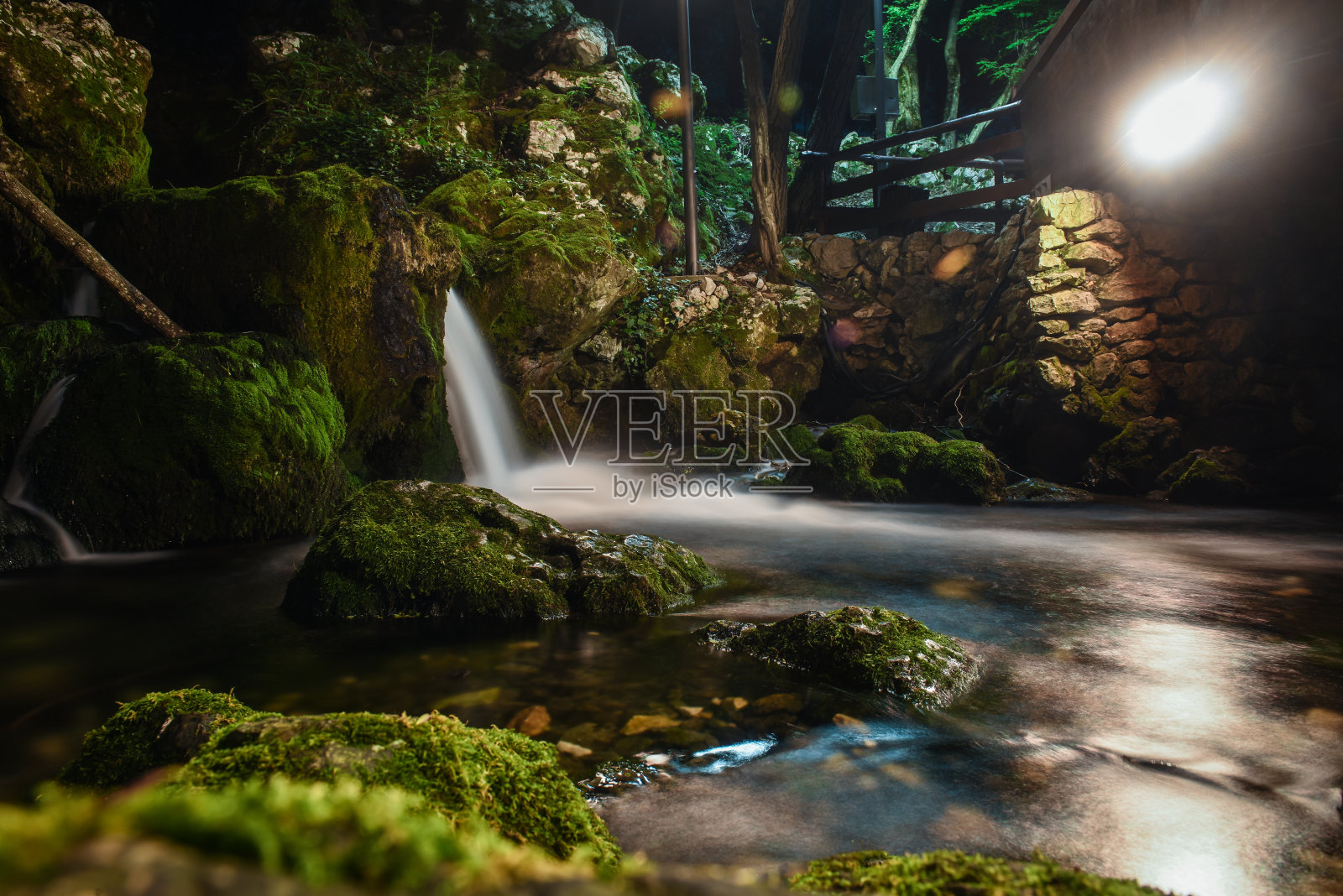 夜晚森林深处梦幻般的河流瀑布照片摄影图片
